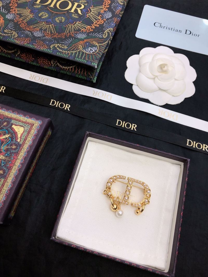 chr1st1an D10r brooches